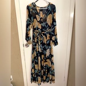 Beautiful maxi dress only worn once. Fits great and very flattering!